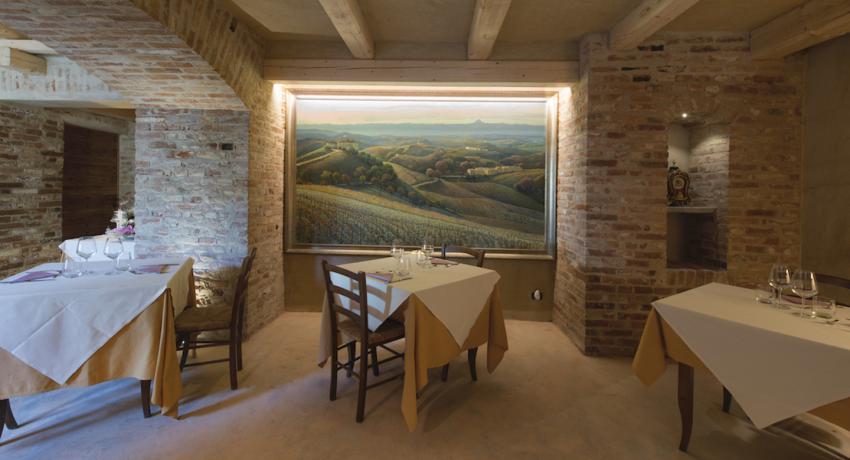 sala ristorante con quadro locanda del nocciolo